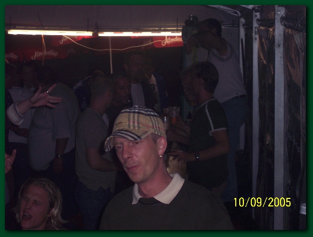602x450 pixels (82K)